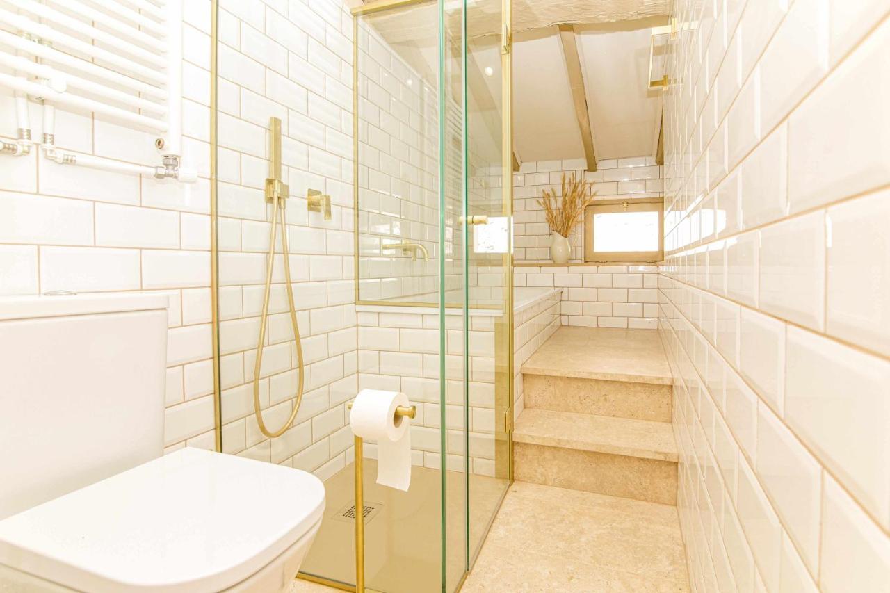 El Molino De Besalu Casa Con Jardin Villa Luaran gambar